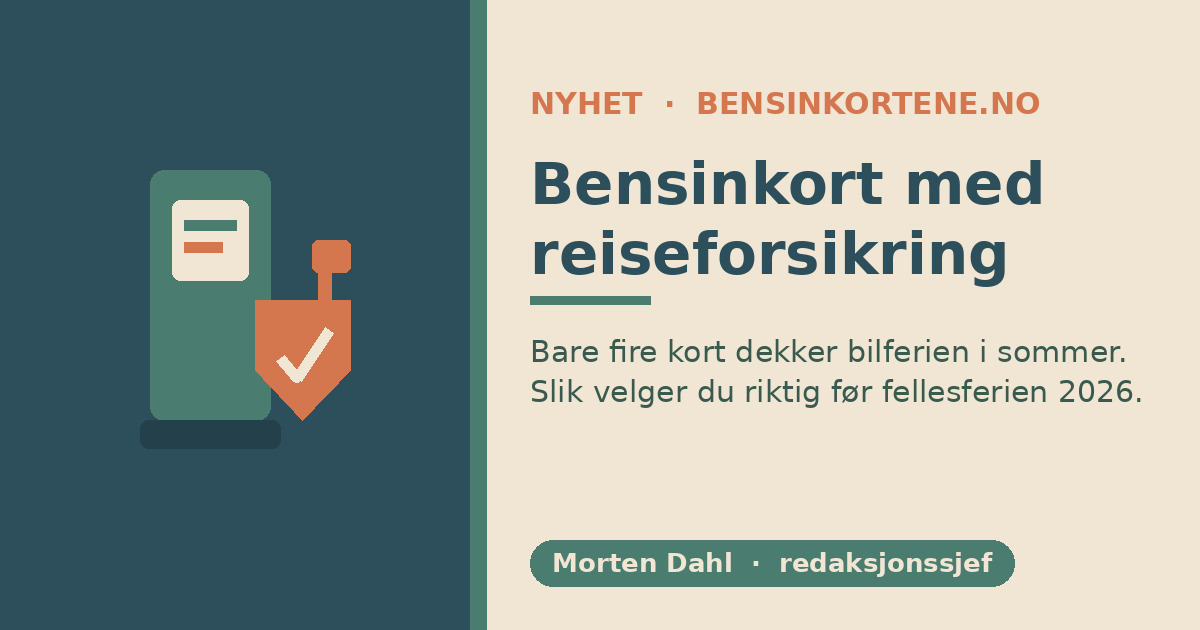 Bensinpumpe, koffert og et reisekart som illustrerer bensinkort med reiseforsikring før sommerferien 2026, i sage-grønn, terrakotta og beige